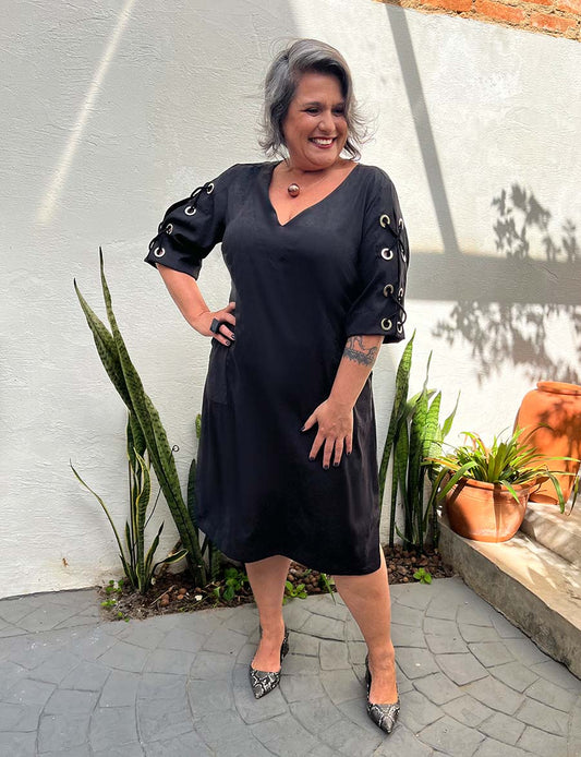Vestido Midi Plus Size Ilhós na Manga Preto