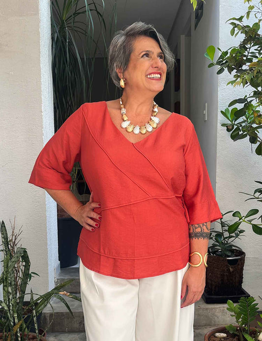 Blusa Plus Size com Recorte Manga Curta