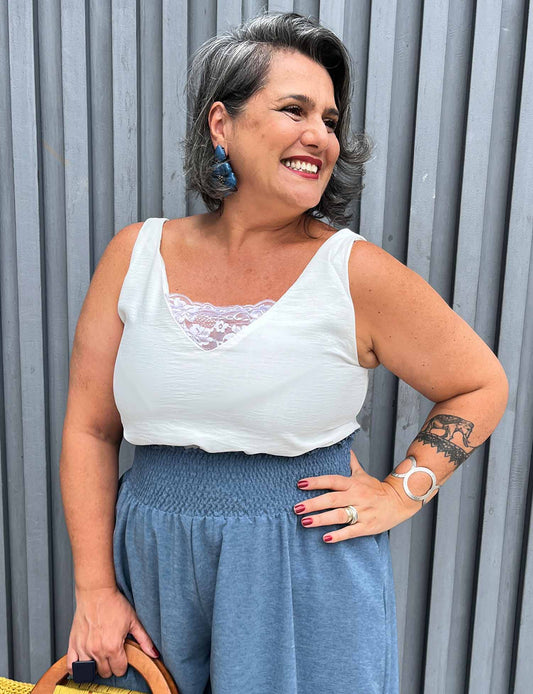 Blusa Regata Plus Size com Renda no Decote