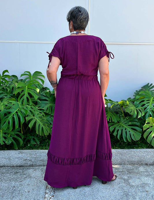 Vestido Longo Plus Size Uva Manga Curta Detalhe na Barra