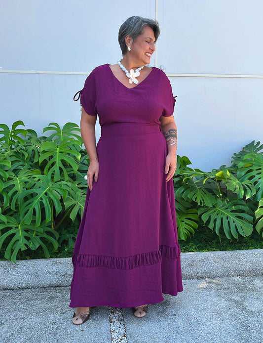 Vestido Longo Plus Size Uva Manga Curta Detalhe na Barra