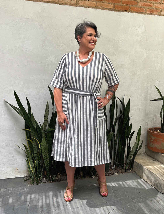 Vestido Midi Plus Size Evase Listrado com Manga Curta
