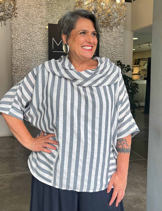 Bata Ampla Plus Size com Gola Listrada