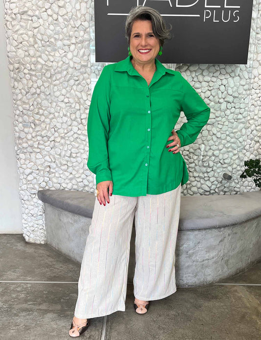 Camisa Plus Size com Barra Larga de Linho