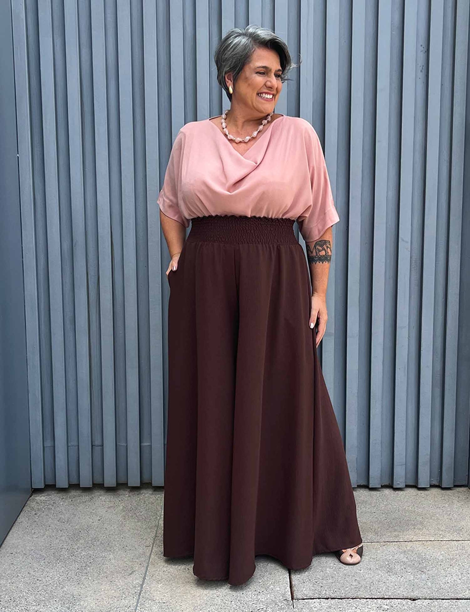 Calça Plus Size Ampla Lisa