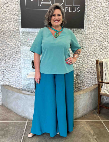 Blusa Manga Curta Plus Size Decote V com Botões Verde