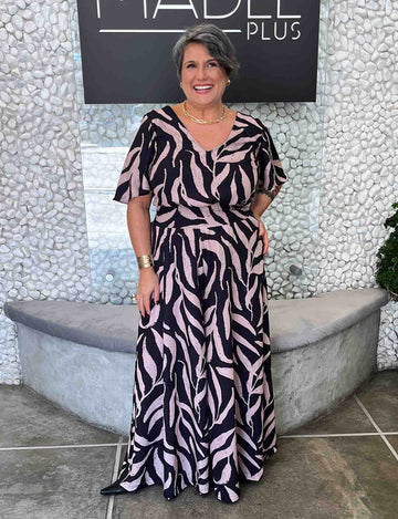 Macacão Pantalona Plus Size com Lastex Preto e Bege