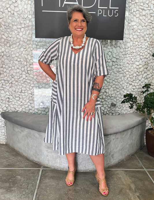 Vestido Midi Plus Size Evase Listrado com Manga Curta