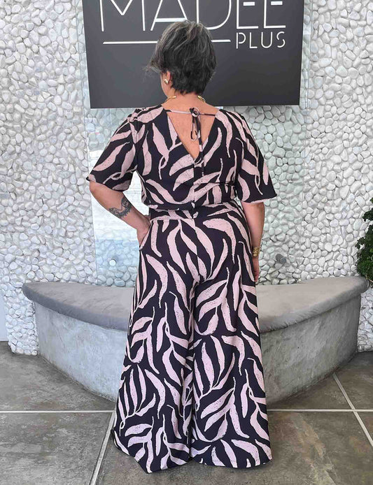 Macacão Pantalona Plus Size com Lastex Preto e Bege