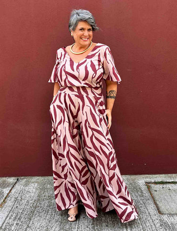 Macacão Pantalona Plus Size com Lastex Bege e Vermelho