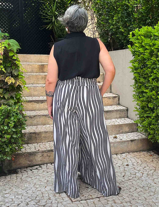 Calça Ampla Plus Size Estampada Listrada