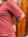 Blusa Manga Curta Plus Size Decote V com Botões Rosa Queimado