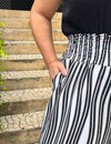Calça Ampla Plus Size Estampada Listrada